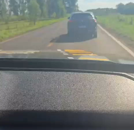 Dirigindo carro lotado de maconha, homem foge da polícia e só para com pneu estourado por tiros