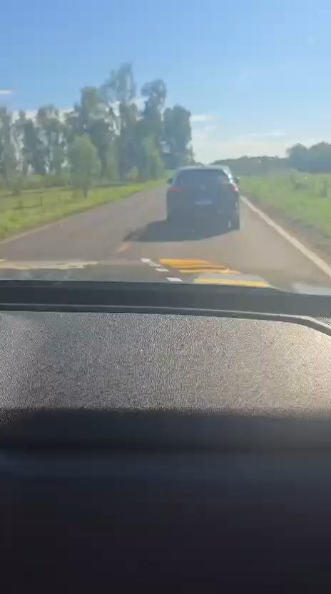 Dirigindo carro lotado de maconha, homem foge da polícia e só para com pneu estourado por tiros