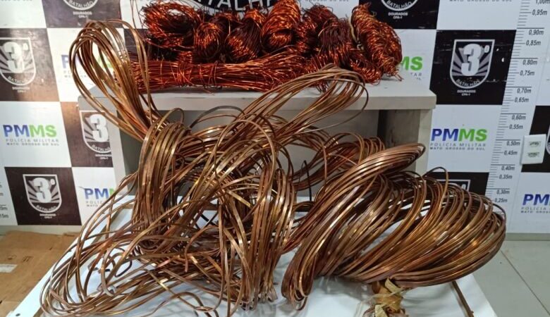 PM apreende R$ 4 mil em fios de cobre furtados de uma empresa desativada