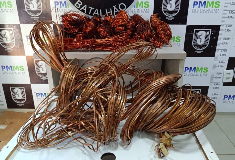 PM apreende R$ 4 mil em fios de cobre furtados de uma empresa desativada