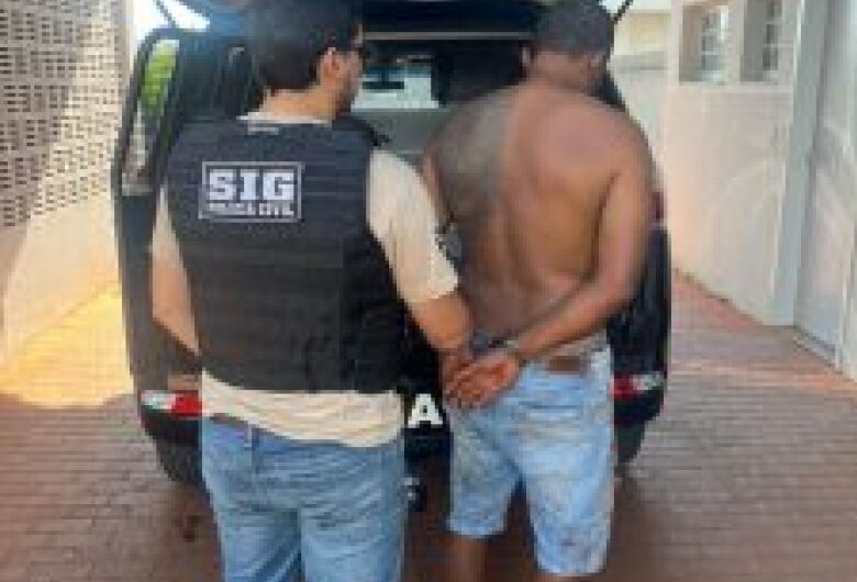 Homem atira em vítima dentro de bar, erra alvo e vai preso horas depois