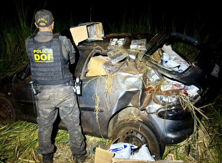 Dupla é presa com contrabando e droga após tentativa de fuga e capotamento