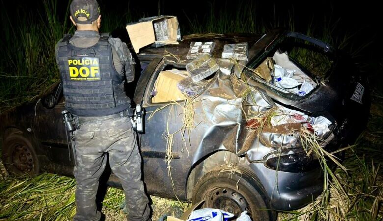 Dupla é presa com contrabando e droga após tentativa de fuga e capotamento