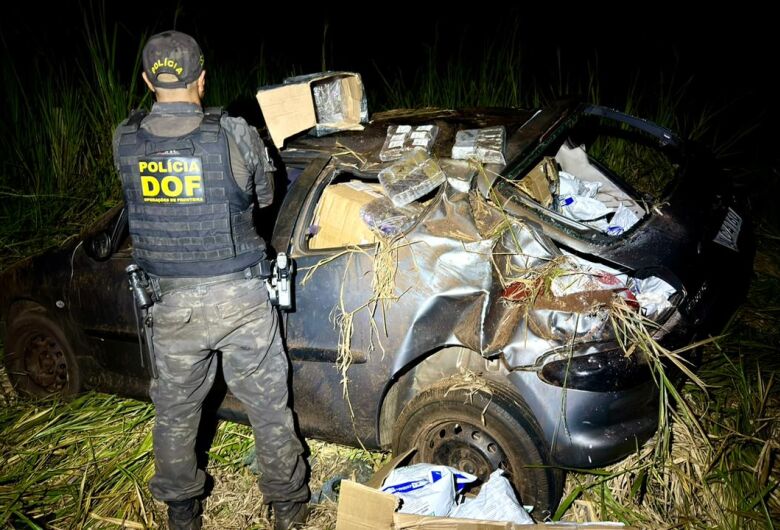 Dupla é presa com contrabando e droga após tentativa de fuga e capotamento