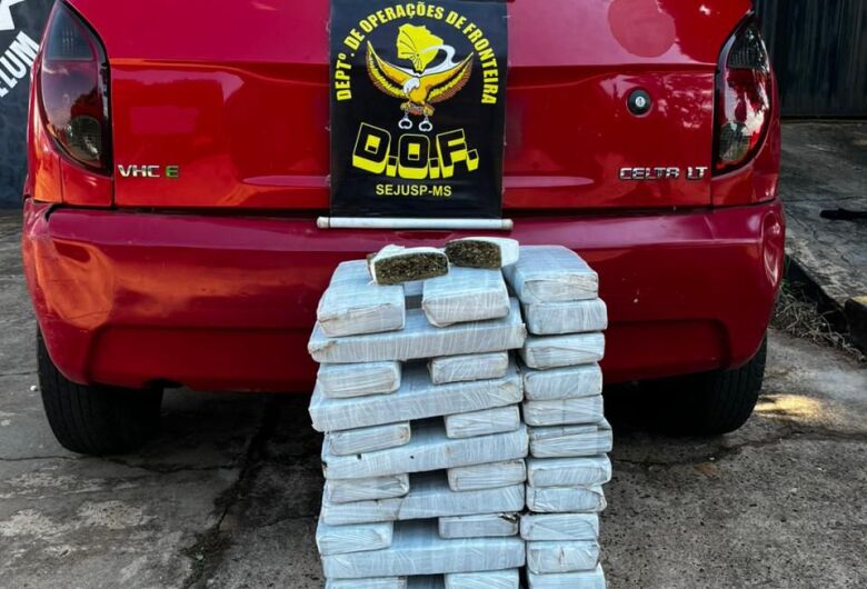 Nervosismo e versões contraditórias levam apreensão de 64 kg de maconha