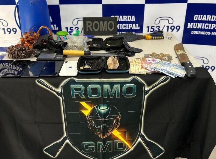 Suspeitos são presos com drogas, objetos e scooter furtada em Dourados