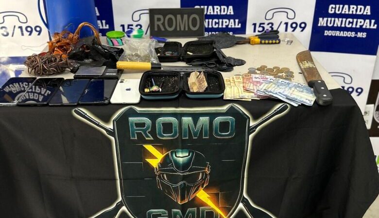 Suspeitos são presos com drogas, objetos e scooter furtada em Dourados