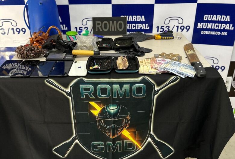 Suspeitos são presos com drogas, objetos e scooter furtada em Dourados
