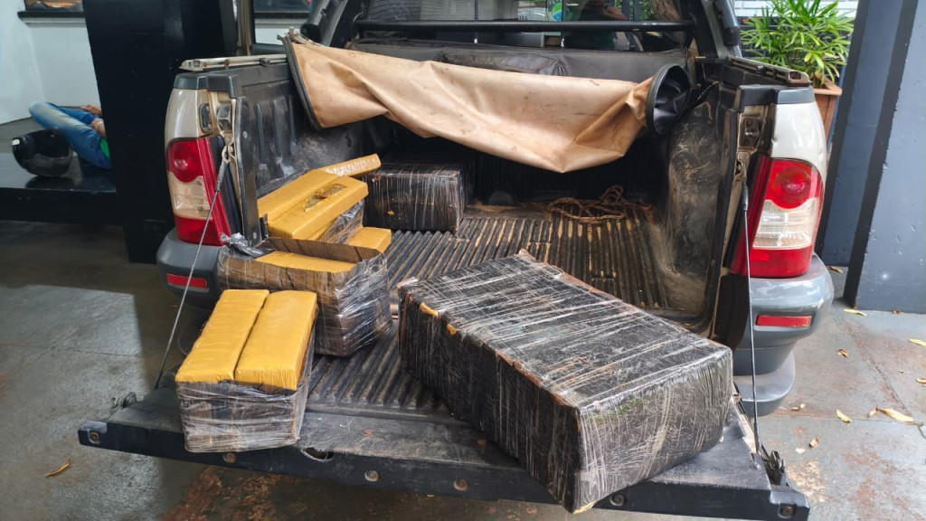 Moradora da fronteira é presa com meia tonelada de maconha em Fiat Strada