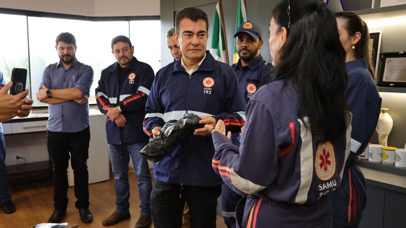 Prefeitura entrega uniformes para equipe do Samu após oito anos sem reposição