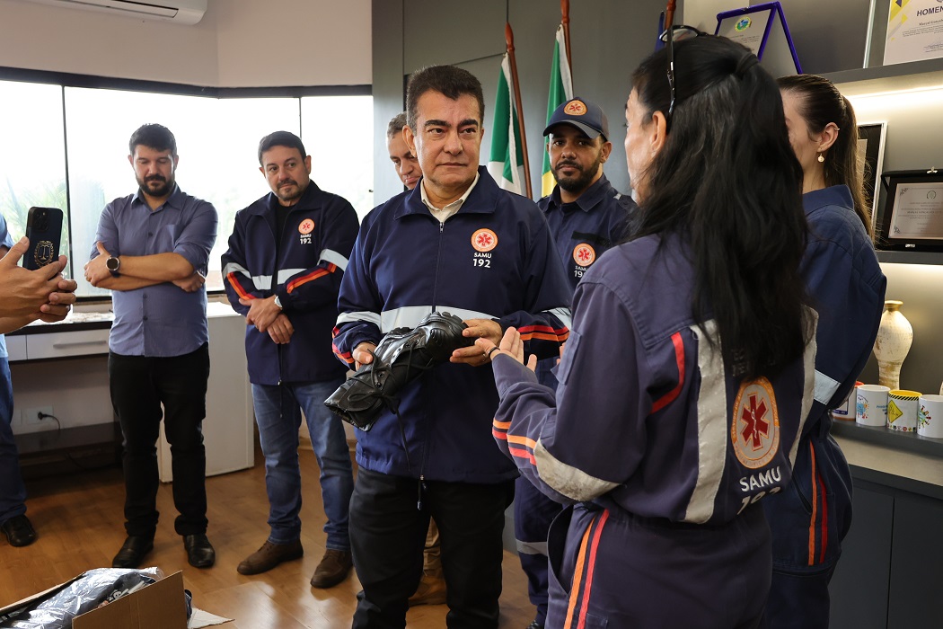 Prefeitura entrega uniformes para equipe do Samu após oito anos sem reposição