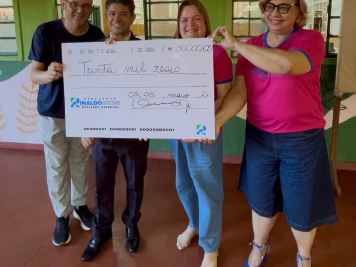 Deputado Rinaldo entrega emenda de R$ 30 mil para a Escola Estadual Rui Barbosa