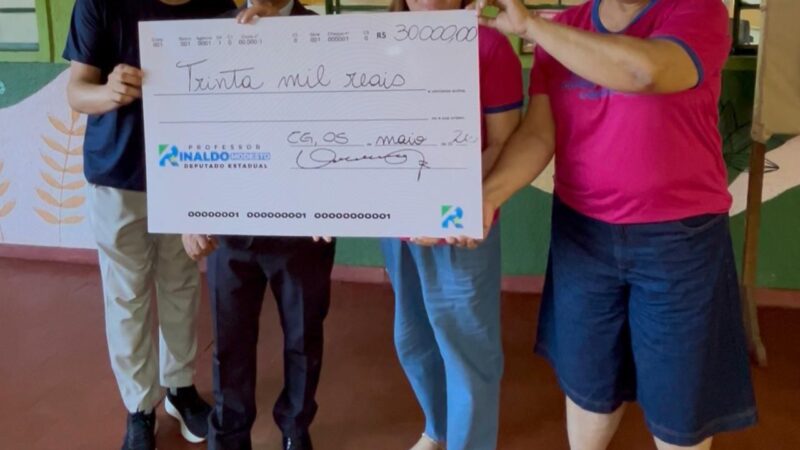 Deputado Rinaldo entrega emenda de R$ 30 mil para a Escola Estadual Rui Barbosa