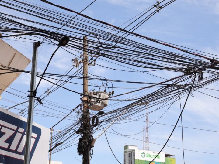 Prefeitura inicia ação para multar empresas de telefonia e internet por fios em postes