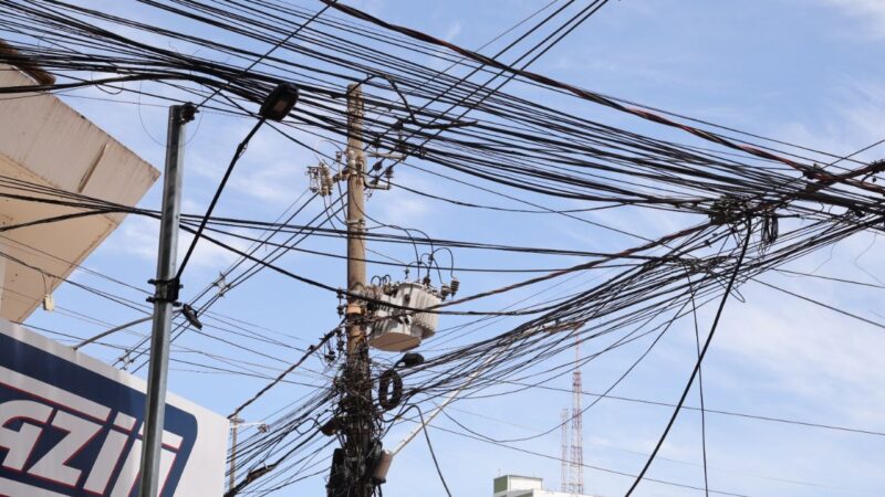 Prefeitura inicia ação para multar empresas de telefonia e internet por fios em postes