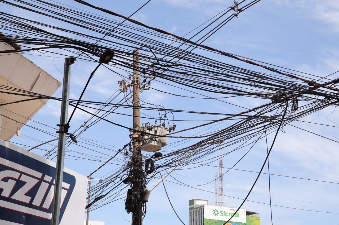 Prefeitura inicia ação para multar empresas de telefonia e internet por fios em postes