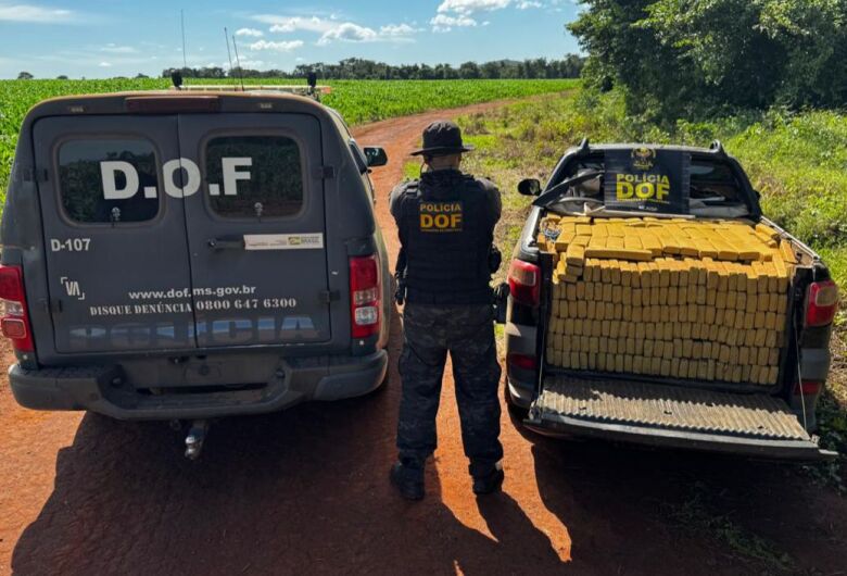 Quase uma 1 tonelada de maconha é encontrada em pickup abandonada