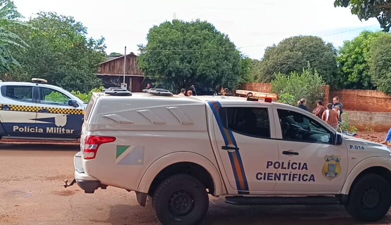 Mulher é encontrada morta dentro de casa e polícia suspeita de crime