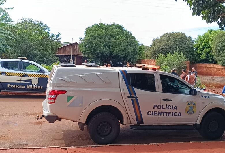 Mulher é encontrada morta dentro de casa e polícia suspeita de crime