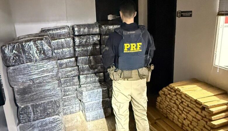 Motorista abandona carreta com 4,5 toneladas de maconha e foge para mata em Dourados