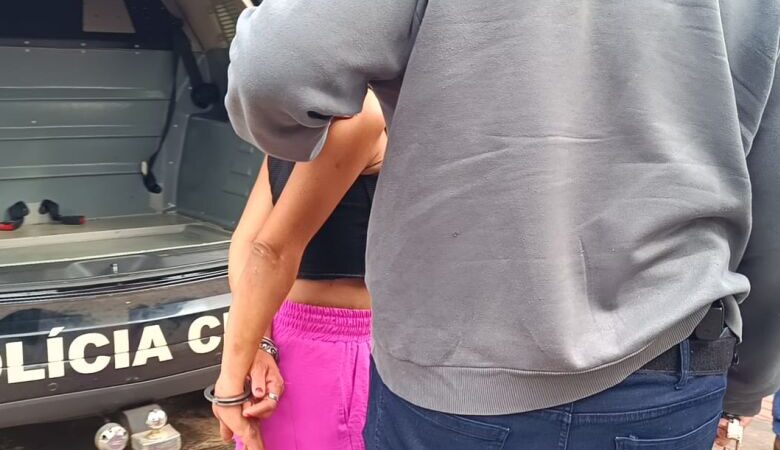 Mulher suspeita de incendiar banheiro com homem dentro é presa em Dourados