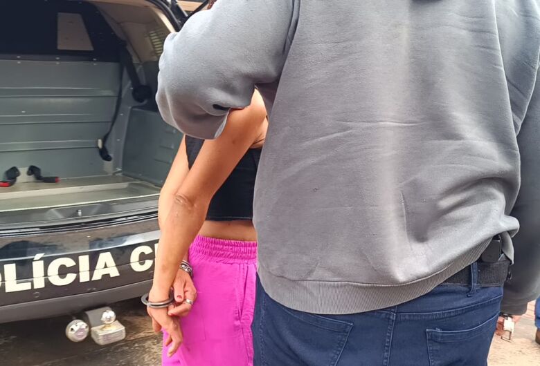 Mulher suspeita de incendiar banheiro com homem dentro é presa em Dourados