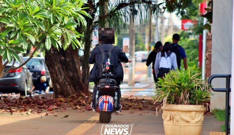 Legislação frágil favorece condutas de risco por crianças e adolescentes em ‘bikes’ elétricas