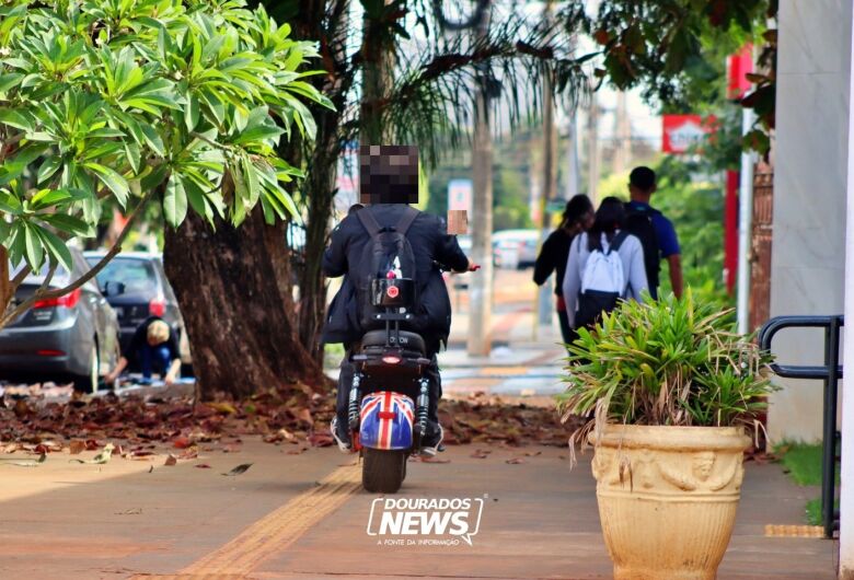 Legislação frágil favorece condutas de risco por crianças e adolescentes em ‘bikes’ elétricas