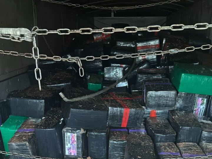 Polícias de MS e do Paraná apreendem carreta com 10t de maconha na fronteira
