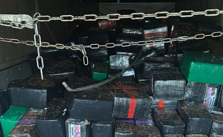 Polícias de MS e do Paraná apreendem carreta com 10t de maconha na fronteira
