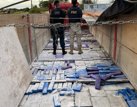 Paraguaio é preso com 4 toneladas de maconha escondidas em carreta em Nova Andradina