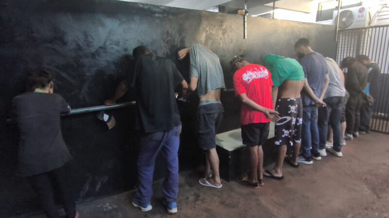 Grupo é preso em “boca de fumo” na Vila São Braz com drogas, arma e objetos “suspeitos”