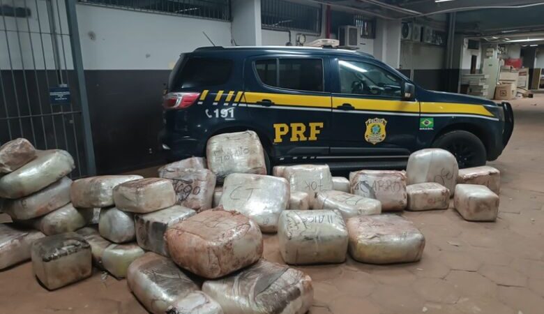 Caminhoneiro demonstra nervosismo e acaba preso com 550 kg de skunk e 33 kg de cocaína