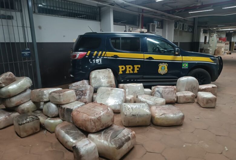 Caminhoneiro demonstra nervosismo e acaba preso com 550 kg de skunk e 33 kg de cocaína