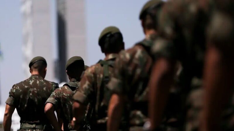 Jovens que completam 18 anos devem fazer o alistamento militar até 30 de junho