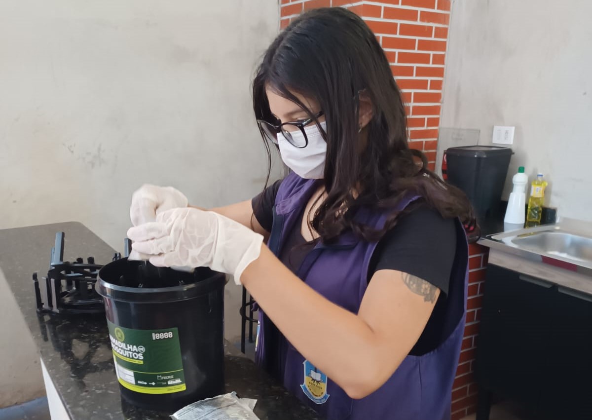 Prefeitura faz manutenção nas “armadilhas” que eliminam o mosquito Aedes aegypti