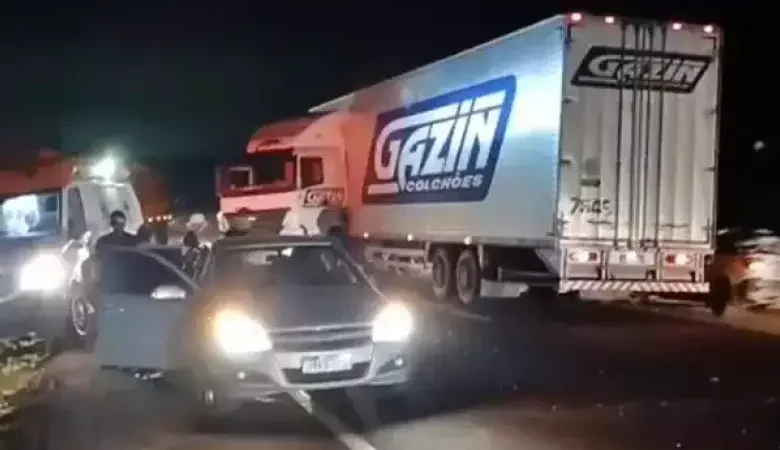 Colisão entre ambulância, carreta e carro deixa 12 feridos na BR-163