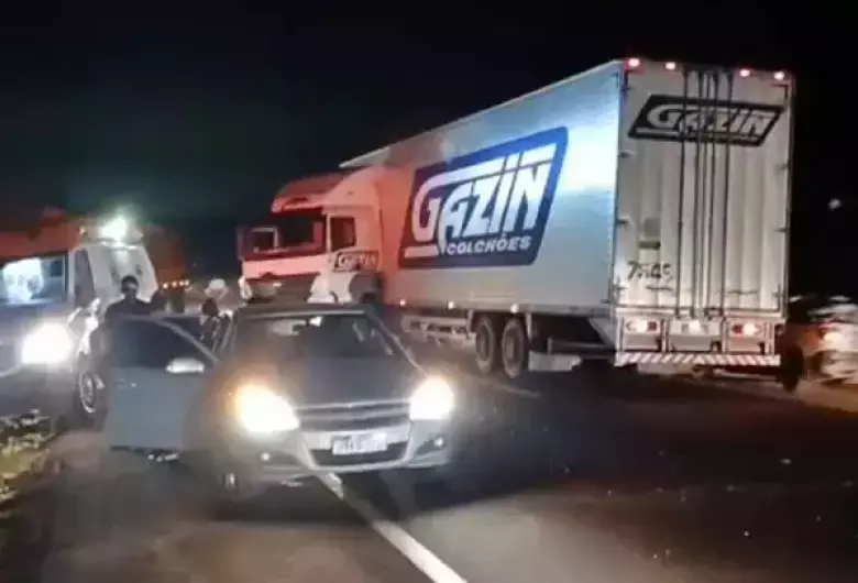 Colisão entre ambulância, carreta e carro deixa 12 feridos na BR-163