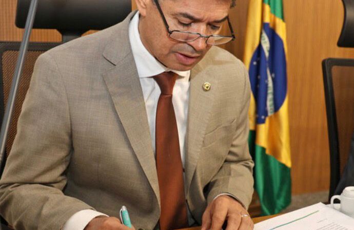 Deputado Professor Rinaldo realiza Sessão Solene em homenagem ao Dia do Pastor Evangélico e entrega Medalha Pastor Gilson Breder