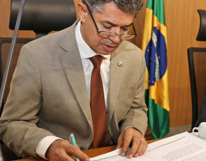 Deputado Professor Rinaldo realiza Sessão Solene em homenagem ao Dia do Pastor Evangélico e entrega Medalha Pastor Gilson Breder