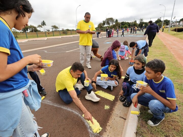 Prefeitura realiza ação e alunos transformam Avenida Aziz Rasselen em “cenário da Copa” 
