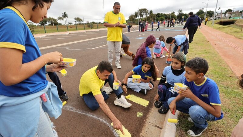 Prefeitura realiza ação e alunos transformam Avenida Aziz Rasselen em “cenário da Copa” 
