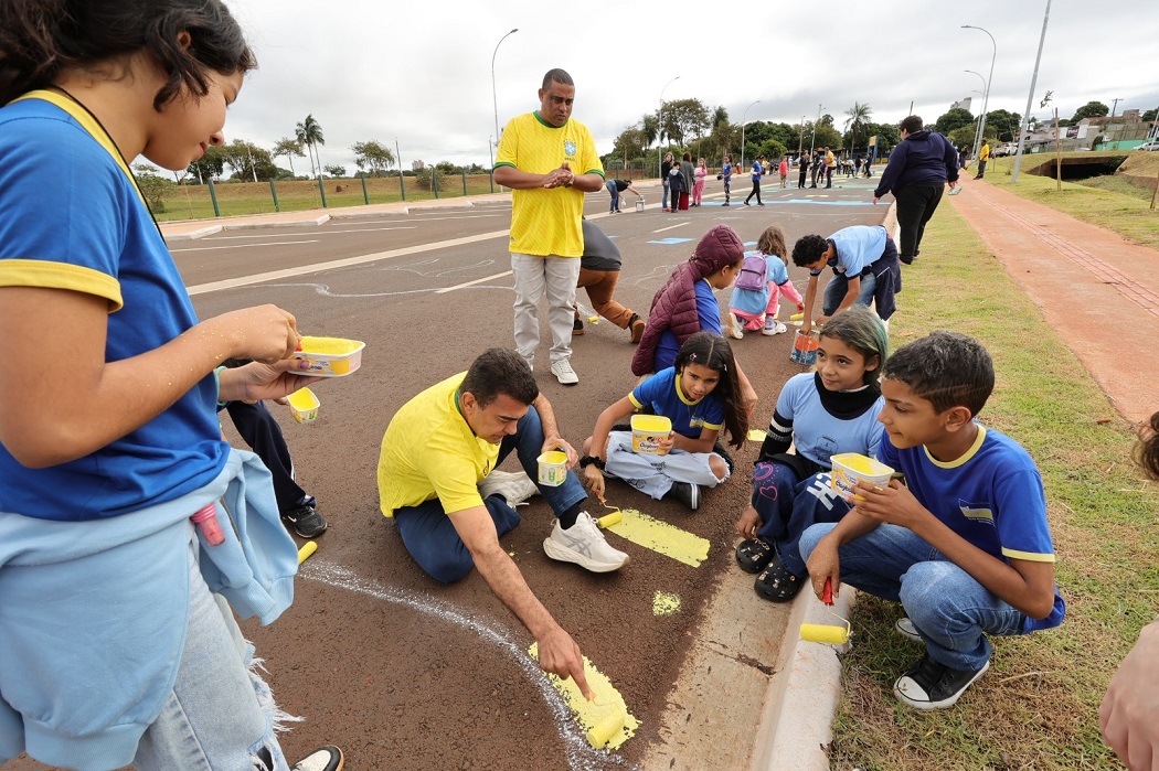 Prefeitura realiza ação e alunos transformam Avenida Aziz Rasselen em “cenário da Copa” 