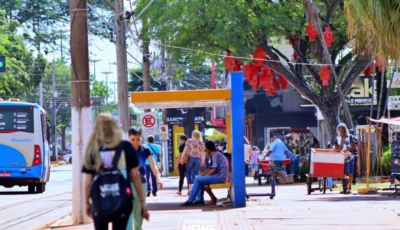 Jogo do Brasil altera expediente de órgãos públicos, bancos e comércio em Dourados; confira
