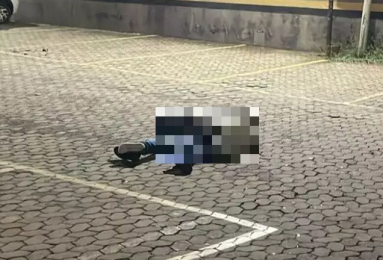 Homem é executado com tiros na cabeça em estacionamento de pizzaria