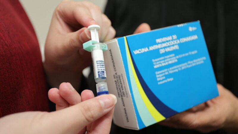 Prefeitura alerta para baixa procura pela vacina Pneumo 20 em meio ao aumento de casos respiratórios