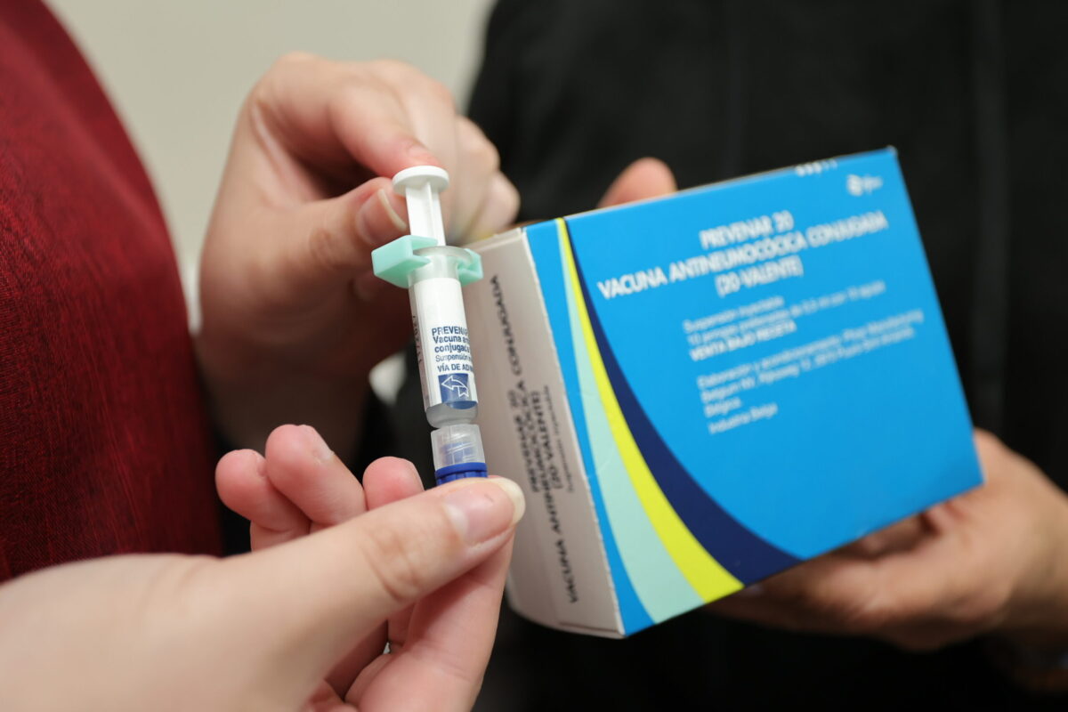 Prefeitura alerta para baixa procura pela vacina Pneumo 20 em meio ao aumento de casos respiratórios
