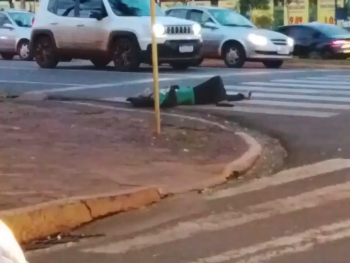 Homem em aparente estado de embriaguez permaneceu sobre faixa de pedestre, obrigando motorista de ônibus a interromper o trajeto