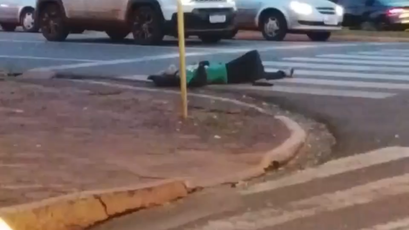 Homem em aparente estado de embriaguez permaneceu sobre faixa de pedestre, obrigando motorista de ônibus a interromper o trajeto