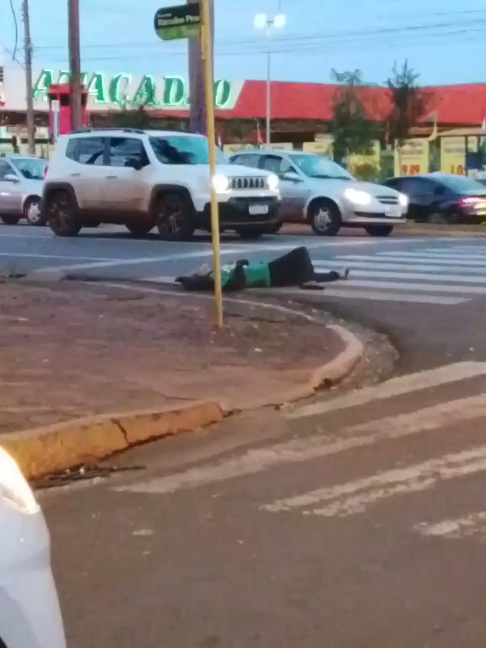 Homem em aparente estado de embriaguez permaneceu sobre faixa de pedestre, obrigando motorista de ônibus a interromper o trajeto